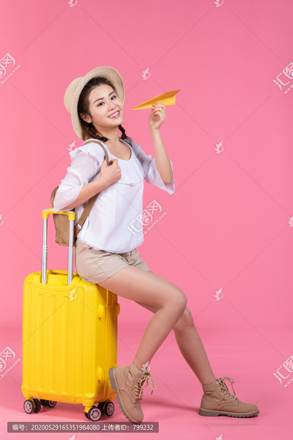 棚拍夏日造型年轻女子