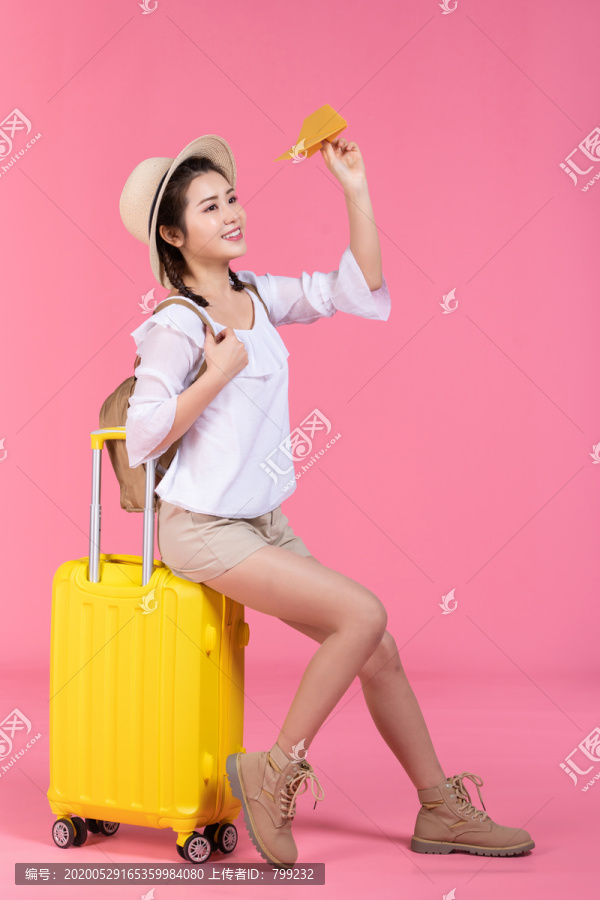 棚拍夏日造型年轻女子