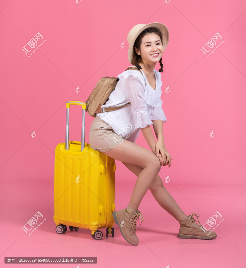 棚拍夏日造型年轻女子