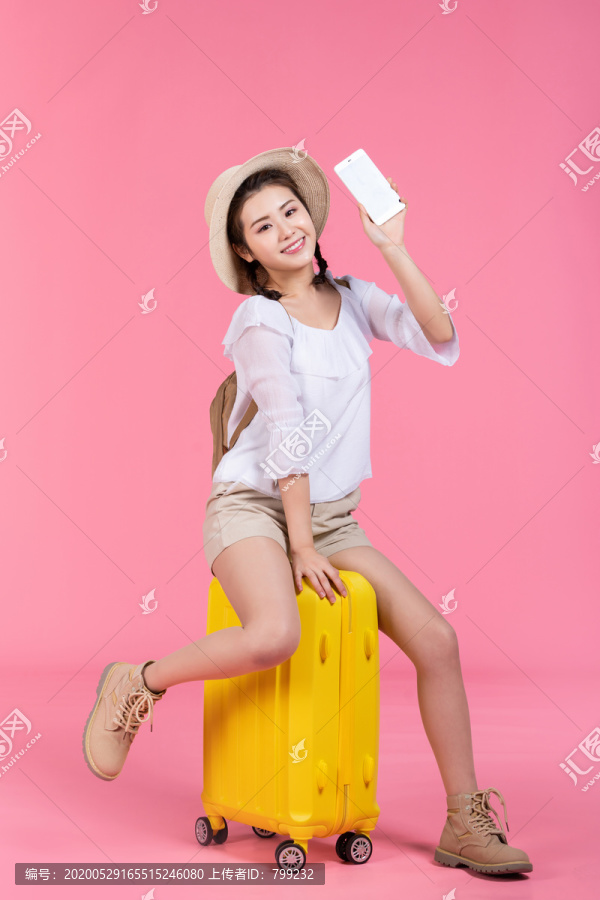 棚拍夏日造型年轻女子