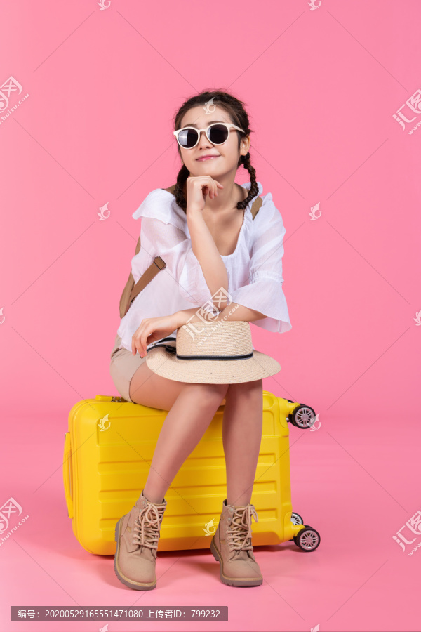 棚拍夏日造型年轻女子