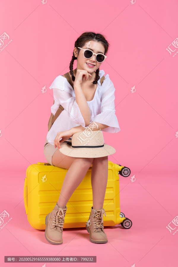 棚拍夏日造型年轻女子