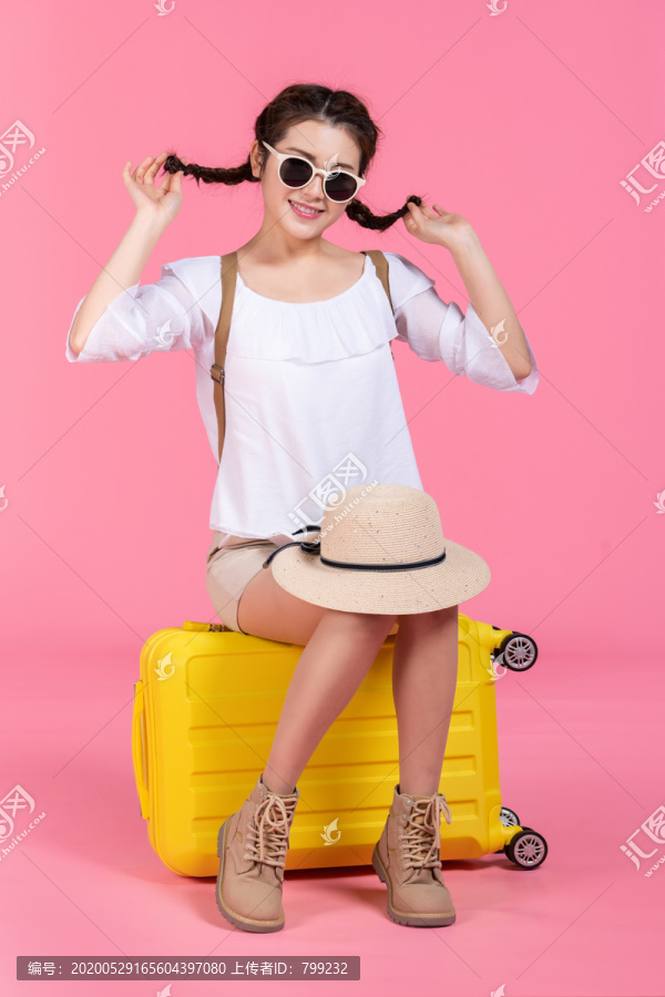棚拍夏日造型年轻女子