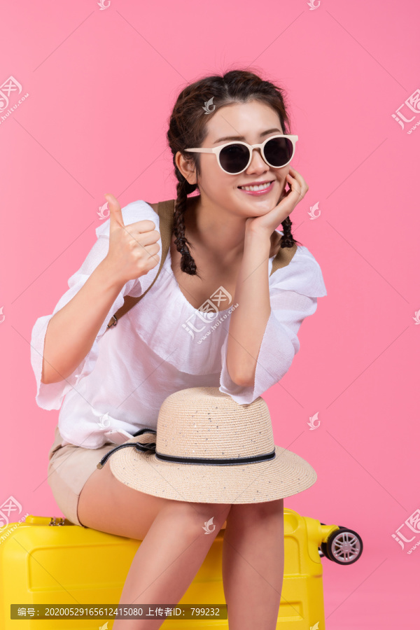 棚拍夏日造型年轻女子