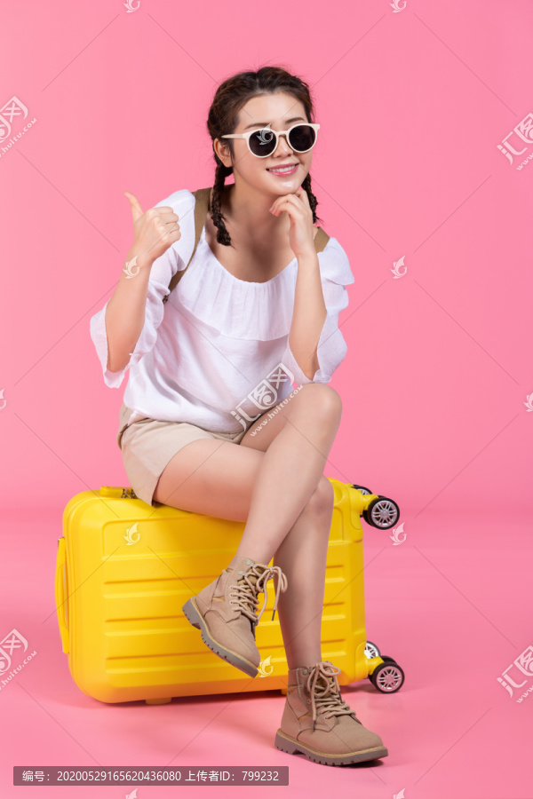棚拍夏日造型年轻女子
