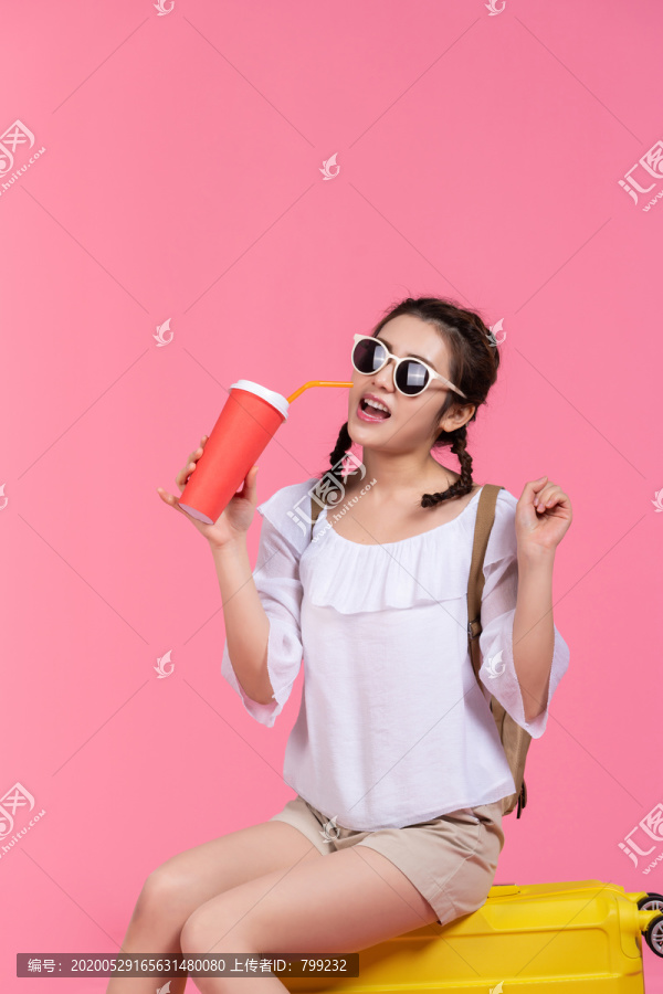棚拍夏日造型年轻女子