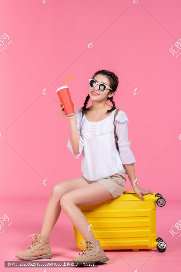 棚拍夏日造型年轻女子