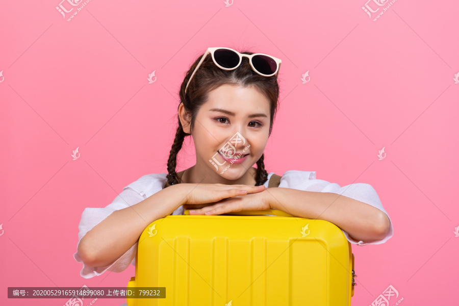 棚拍夏日造型年轻女子