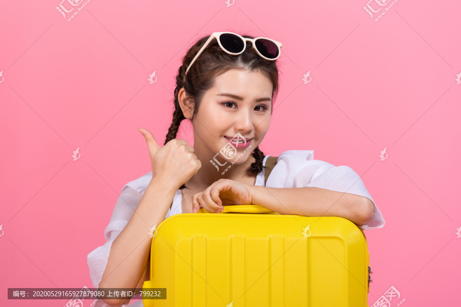 棚拍夏日造型年轻女子