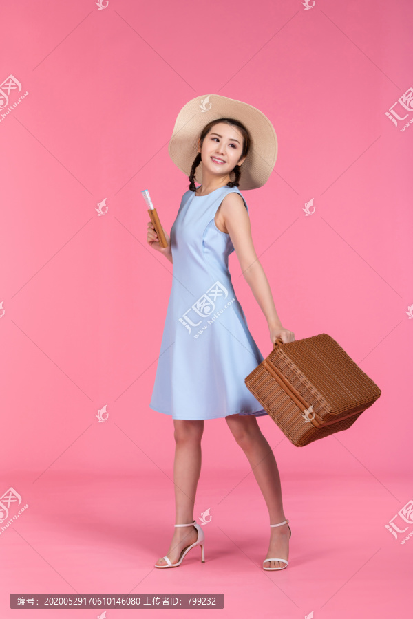 棚拍年轻女子