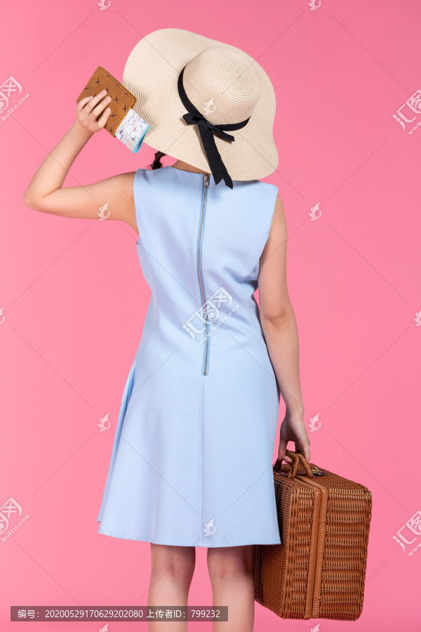 棚拍年轻女子