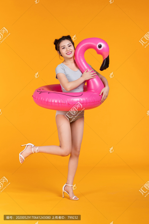 棚拍泳装年轻女子