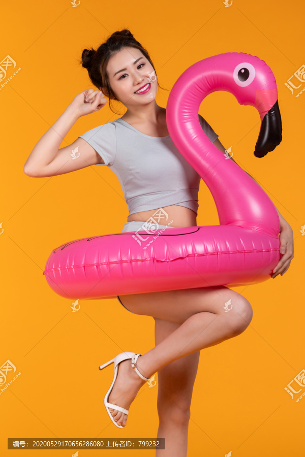 棚拍泳装年轻女子