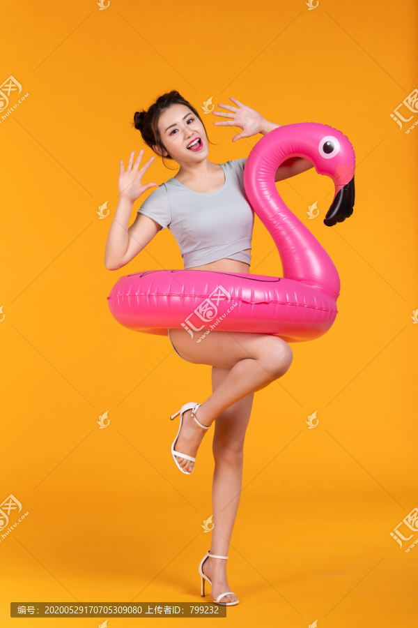 棚拍泳装年轻女子