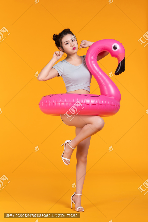 棚拍泳装年轻女子