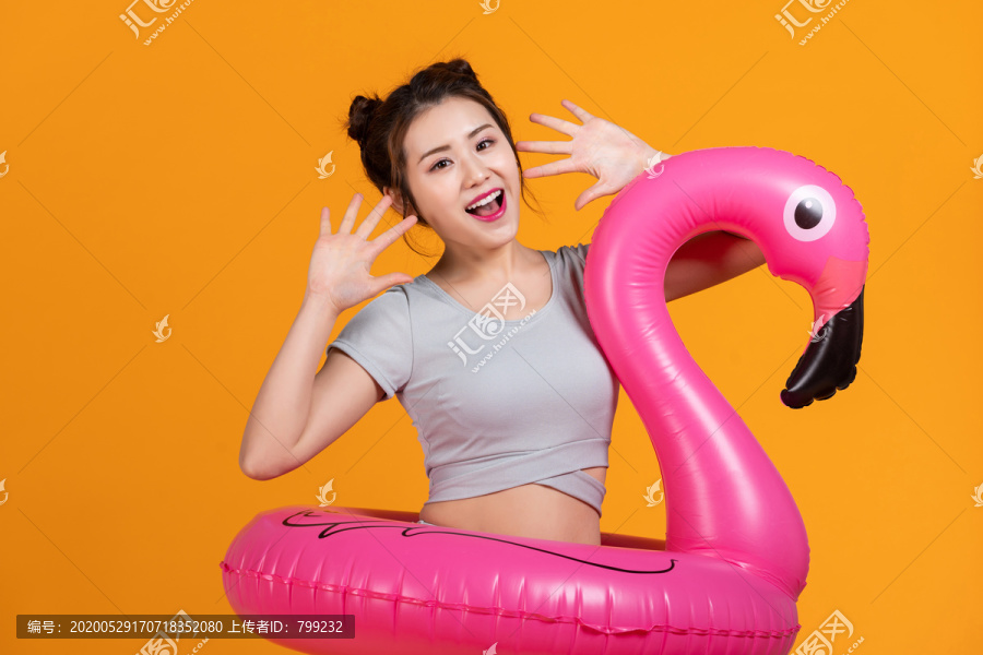 棚拍泳装年轻女子