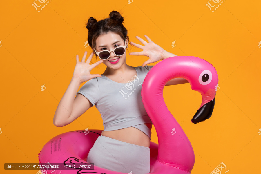 棚拍泳装年轻女子