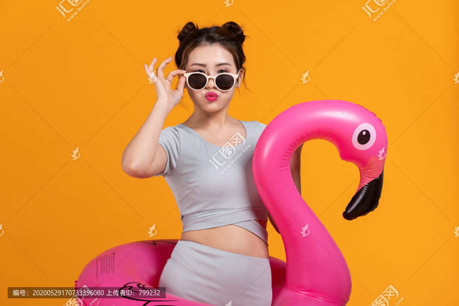 棚拍泳装年轻女子