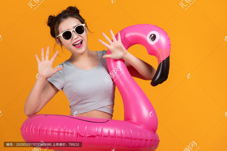 棚拍泳装年轻女子
