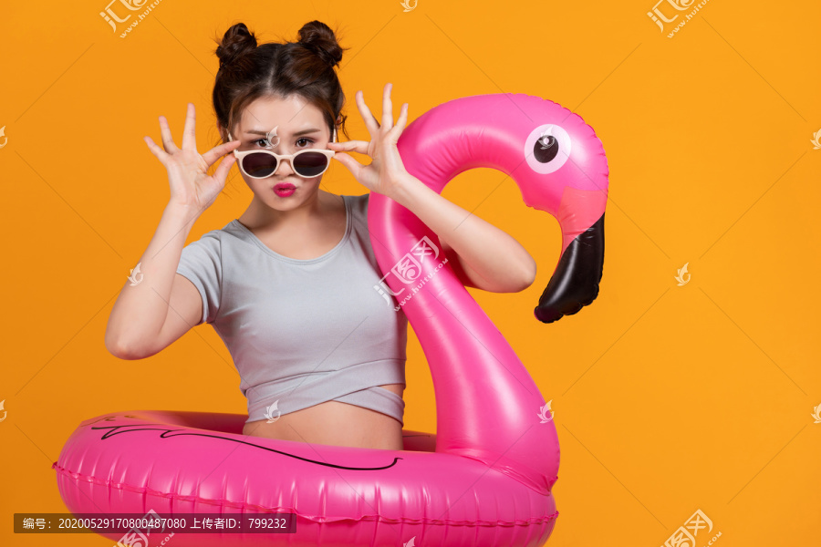 棚拍泳装年轻女子