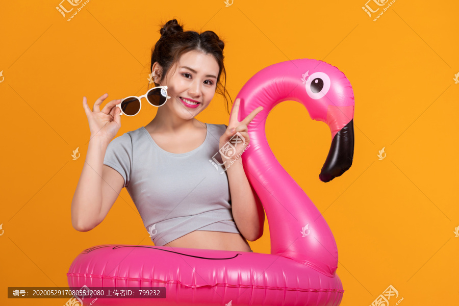 棚拍泳装年轻女子