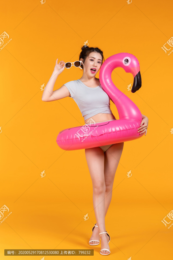 棚拍泳装年轻女子