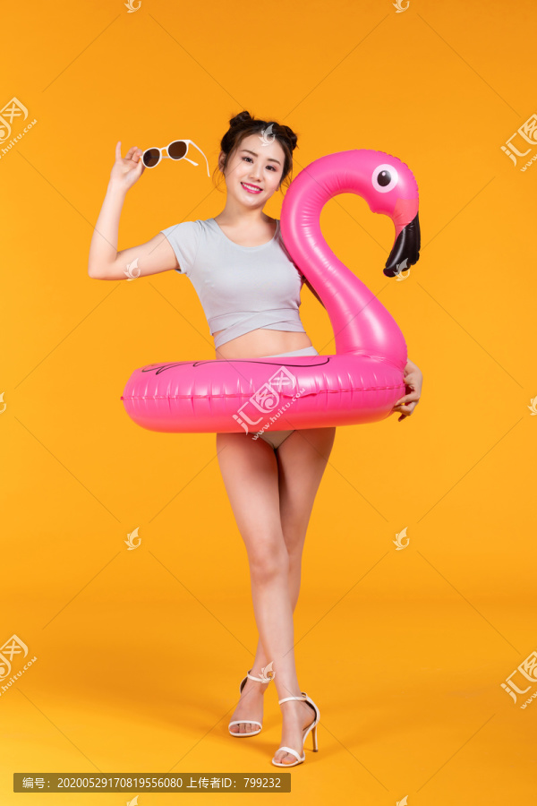 棚拍泳装年轻女子
