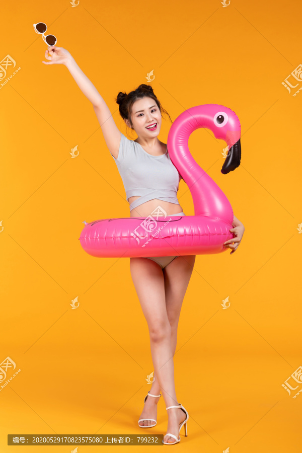 棚拍泳装年轻女子