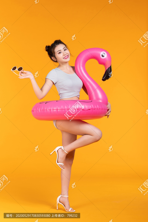 棚拍泳装年轻女子