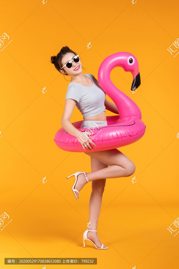 棚拍泳装年轻女子