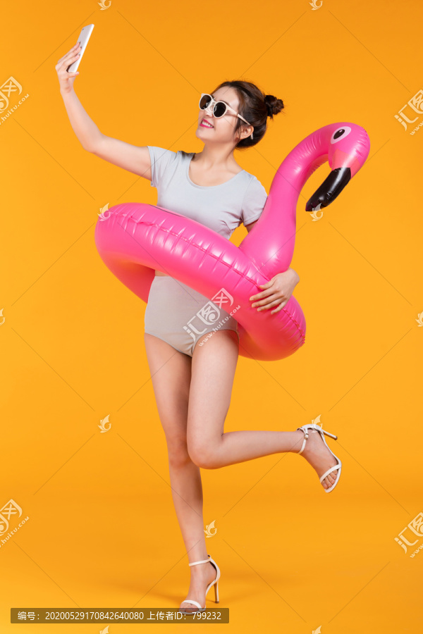 棚拍泳装年轻女子
