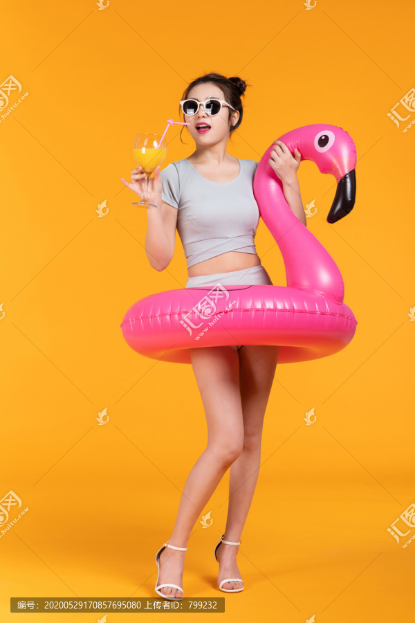 棚拍泳装年轻女子