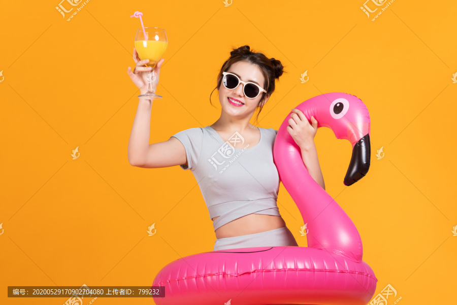 棚拍泳装年轻女子
