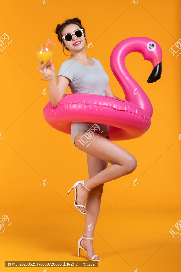 棚拍泳装年轻女子