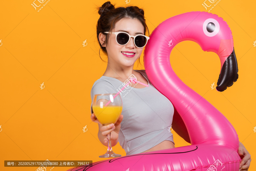 棚拍泳装年轻女子