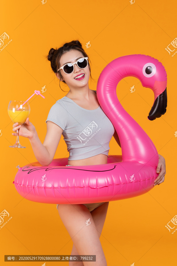 棚拍泳装年轻女子
