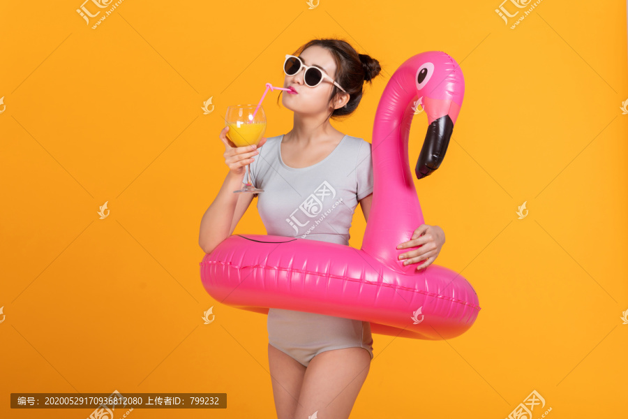 棚拍泳装年轻女子