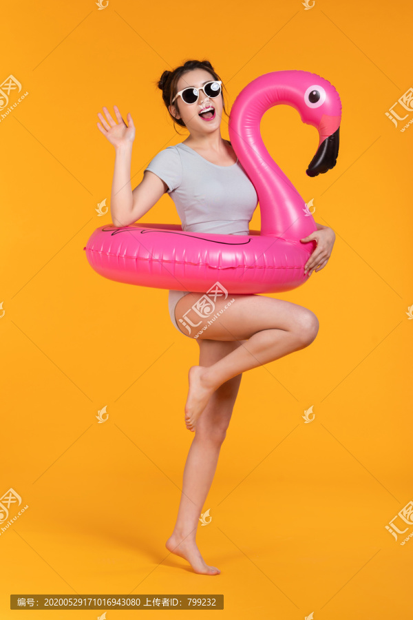棚拍泳装年轻女子
