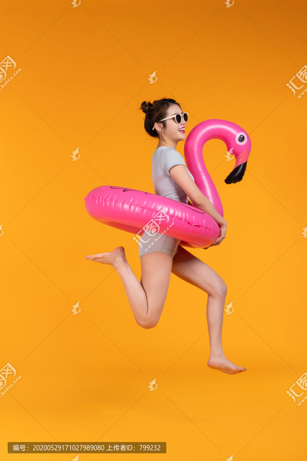 棚拍泳装年轻女子