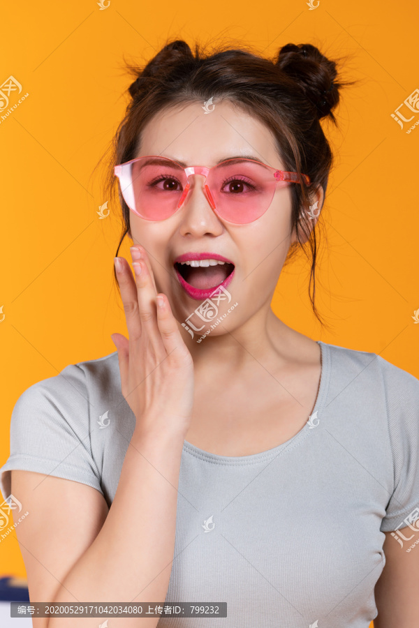 棚拍年轻女子