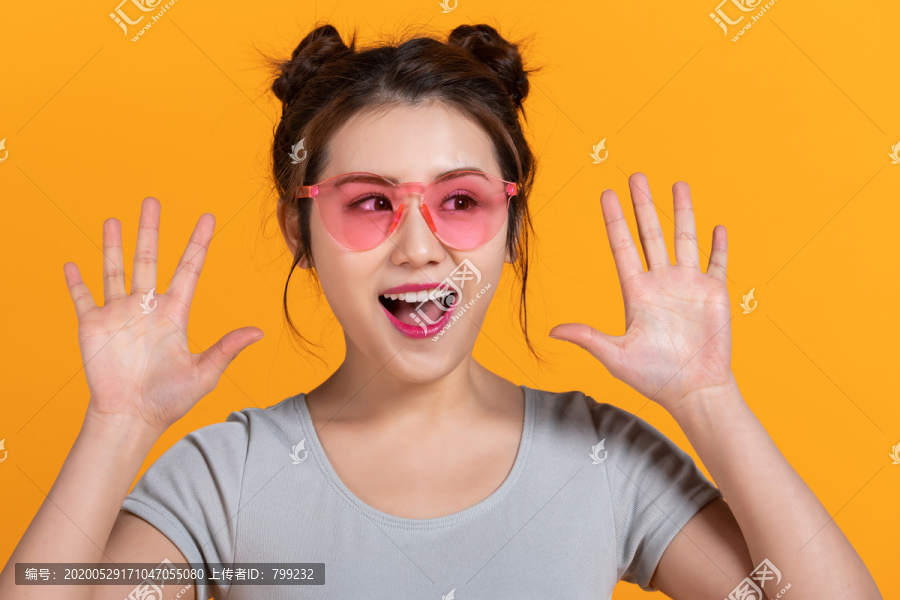 棚拍年轻女子