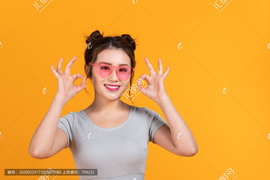 棚拍年轻女子