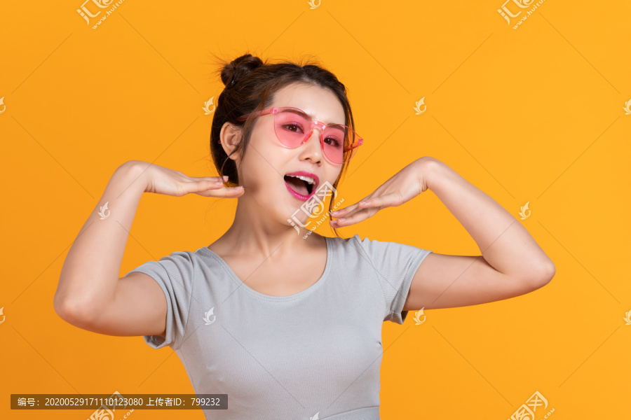 棚拍年轻女子