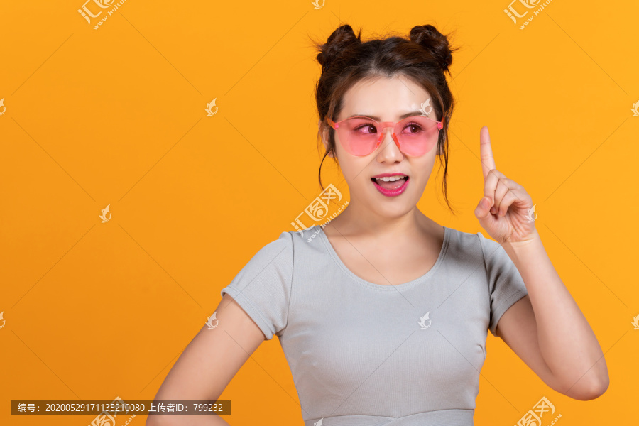 棚拍年轻女子