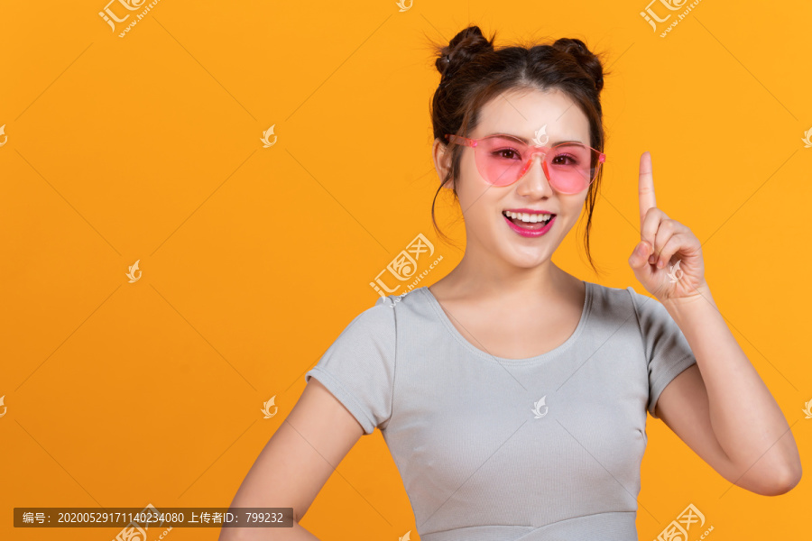 棚拍年轻女子