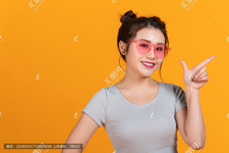 棚拍年轻女子