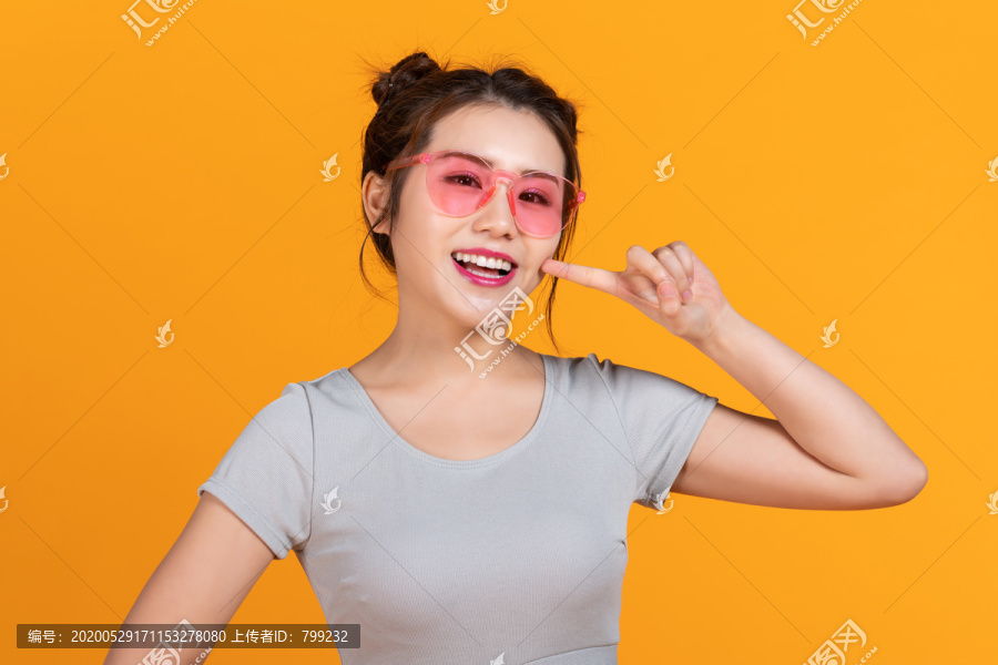 棚拍年轻女子