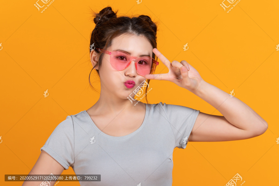 棚拍年轻女子