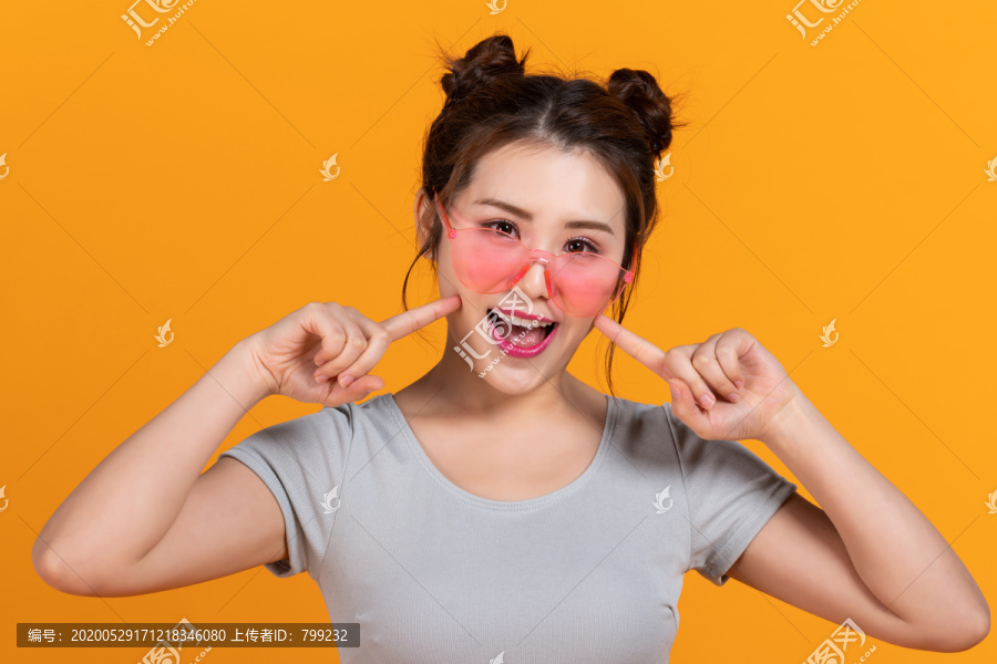 棚拍年轻女子