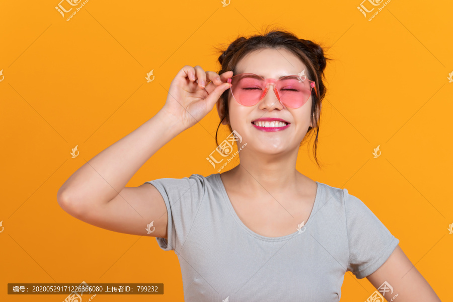 棚拍年轻女子